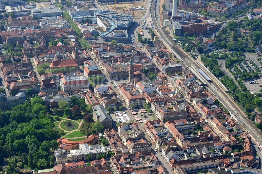 Erlangen von oben - Stadtzentrum im Innenstadtbereich in Erlangen im Bundesland Bayern