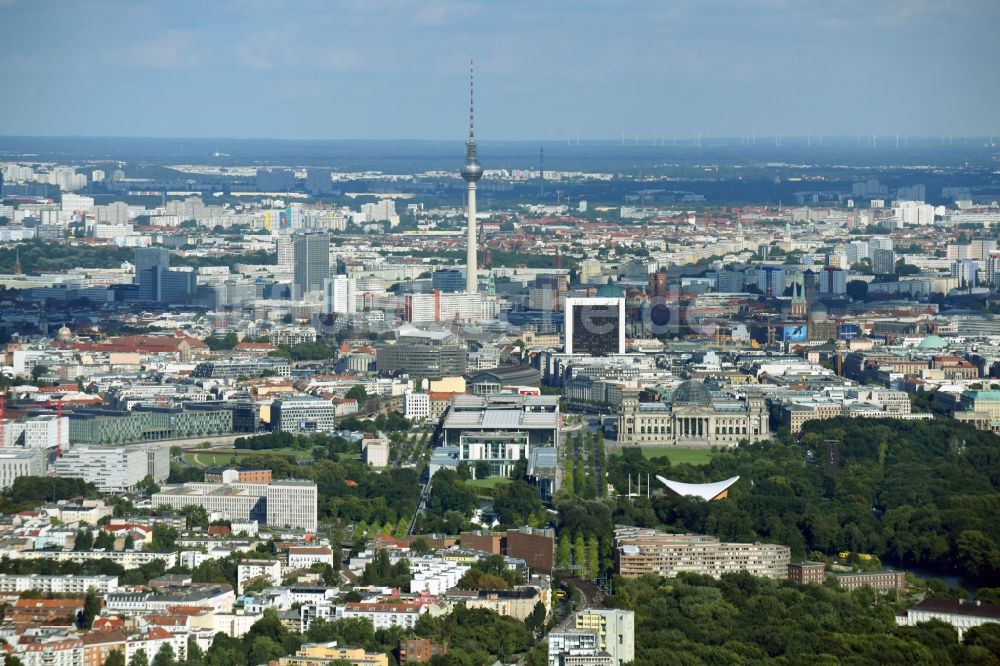 Berlin aus der Vogelperspektive: Stadtzentrum im Innenstadtbereich und der Fernsehturm in Berlin, Deutschland