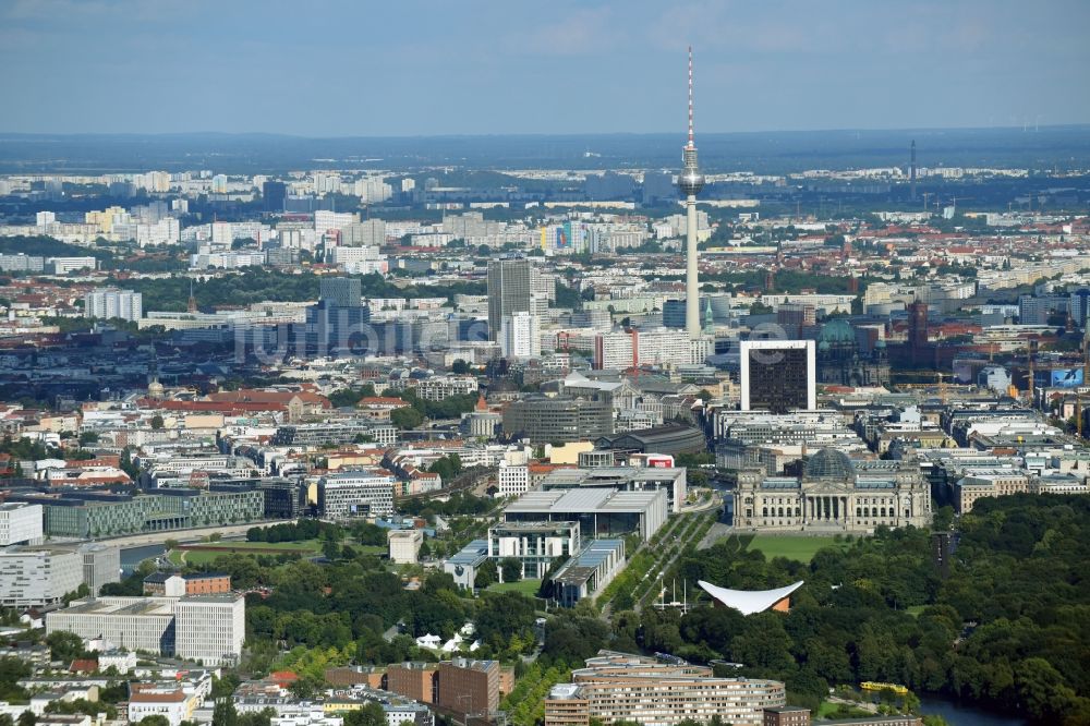 Luftaufnahme Berlin - Stadtzentrum im Innenstadtbereich und der Fernsehturm in Berlin, Deutschland