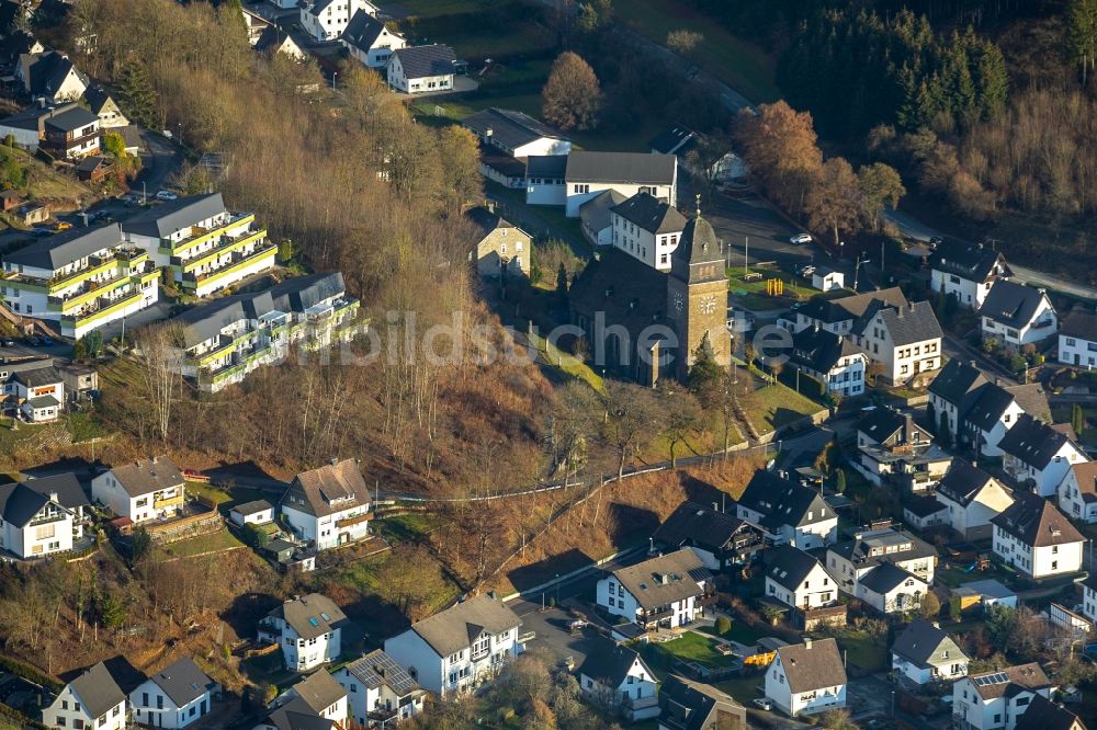 Finnentrop von oben - Stadtzentrum im Innenstadtbereich in Finnentrop im Bundesland Nordrhein-Westfalen, Deutschland