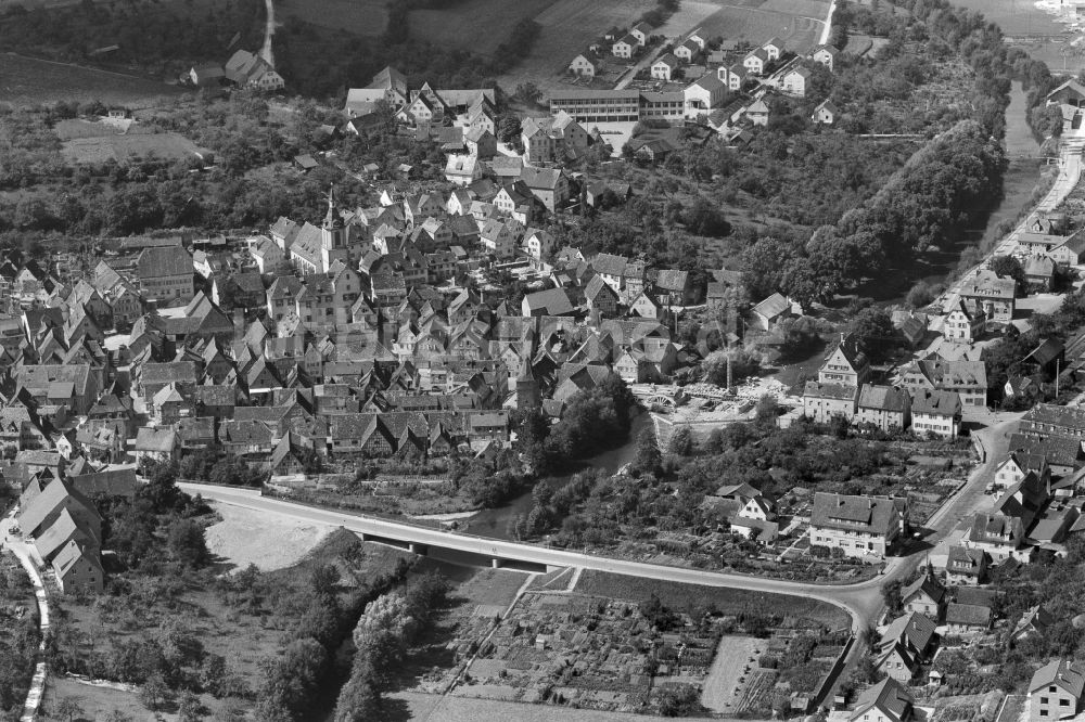 Creglingen aus der Vogelperspektive: Stadtzentrum im Innenstadtbereich am Flussverlauf der Tauber in Creglingen im Bundesland Baden-Württemberg, Deutschland