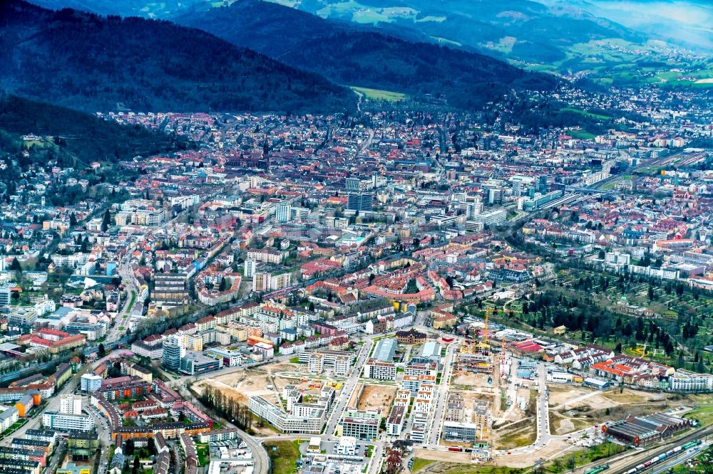 Freiburg im Breisgau von oben - Stadtzentrum im Innenstadtbereich in Freiburg im Breisgau im Bundesland Baden-Württemberg, Deutschland