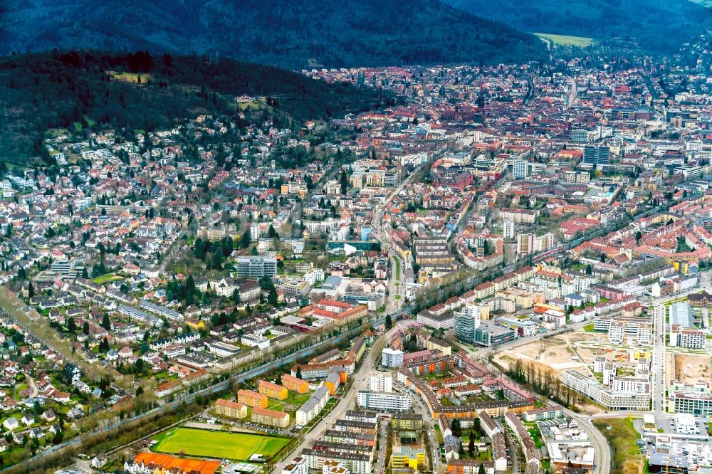 Freiburg im Breisgau von oben - Stadtzentrum im Innenstadtbereich in Freiburg im Breisgau im Bundesland Baden-Württemberg, Deutschland