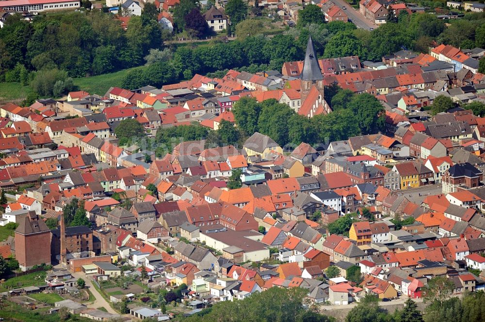 Gnoien von oben - Stadtzentrum im Innenstadtbereich in Gnoien im Bundesland Mecklenburg-Vorpommern, Deutschland