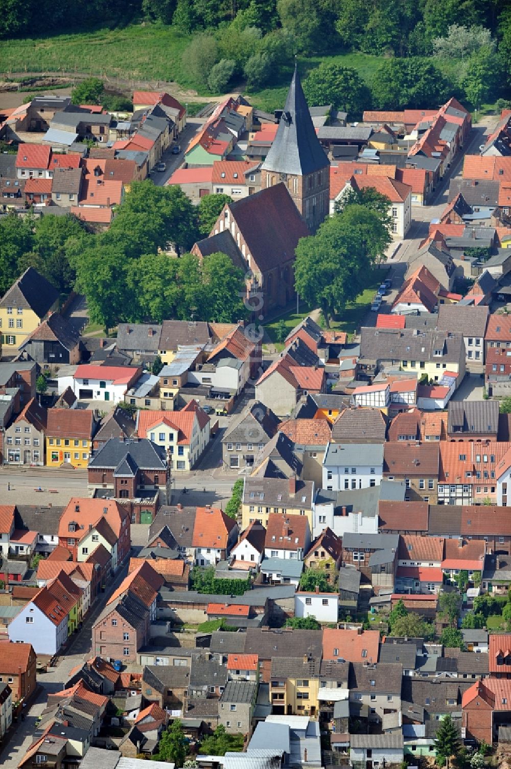 Gnoien von oben - Stadtzentrum im Innenstadtbereich in Gnoien im Bundesland Mecklenburg-Vorpommern, Deutschland