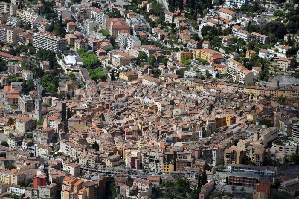 Grasse aus der Vogelperspektive: Stadtzentrum im Innenstadtbereich in Grasse in Provence-Alpes-Cote d'Azur, Frankreich