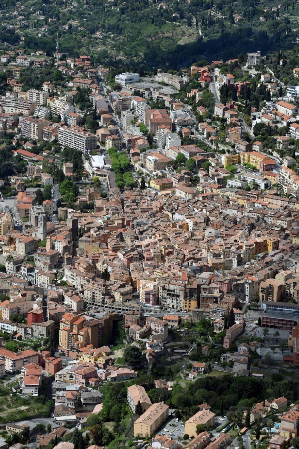 Grasse von oben - Stadtzentrum im Innenstadtbereich in Grasse in Provence-Alpes-Cote d'Azur, Frankreich