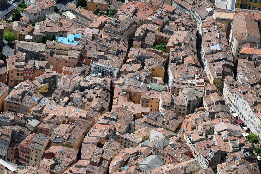 Grasse von oben - Stadtzentrum im Innenstadtbereich in Grasse in Provence-Alpes-Cote d'Azur, Frankreich