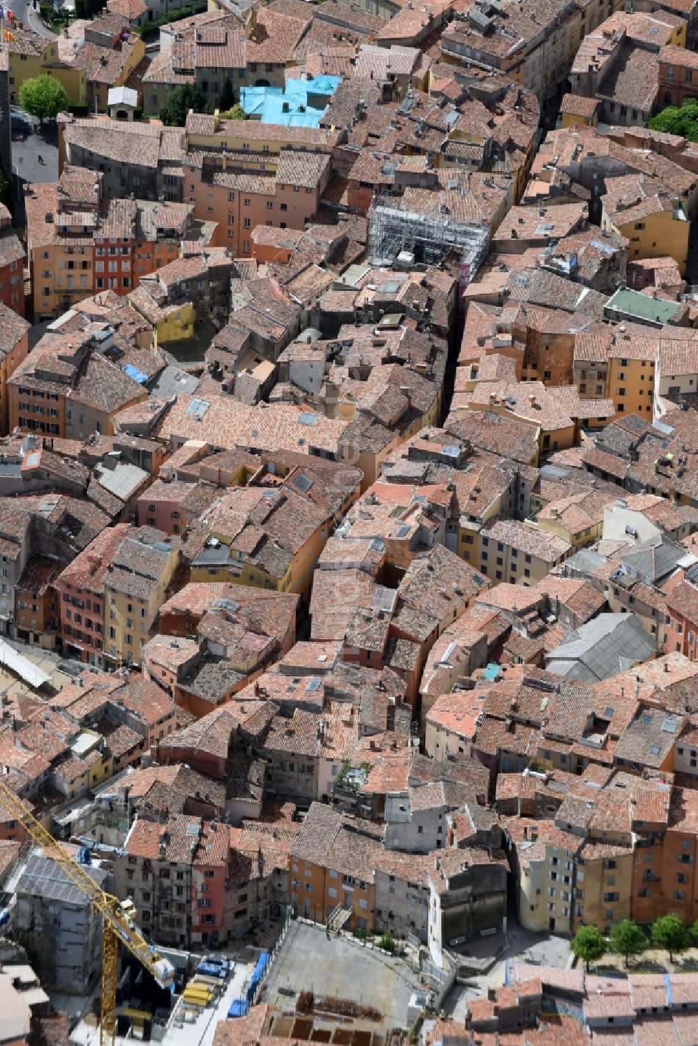 Grasse aus der Vogelperspektive: Stadtzentrum im Innenstadtbereich in Grasse in Provence-Alpes-Cote d'Azur, Frankreich