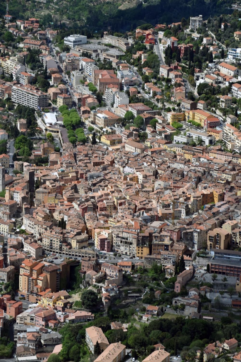 Grasse von oben - Stadtzentrum im Innenstadtbereich in Grasse in Provence-Alpes-Cote d'Azur, Frankreich