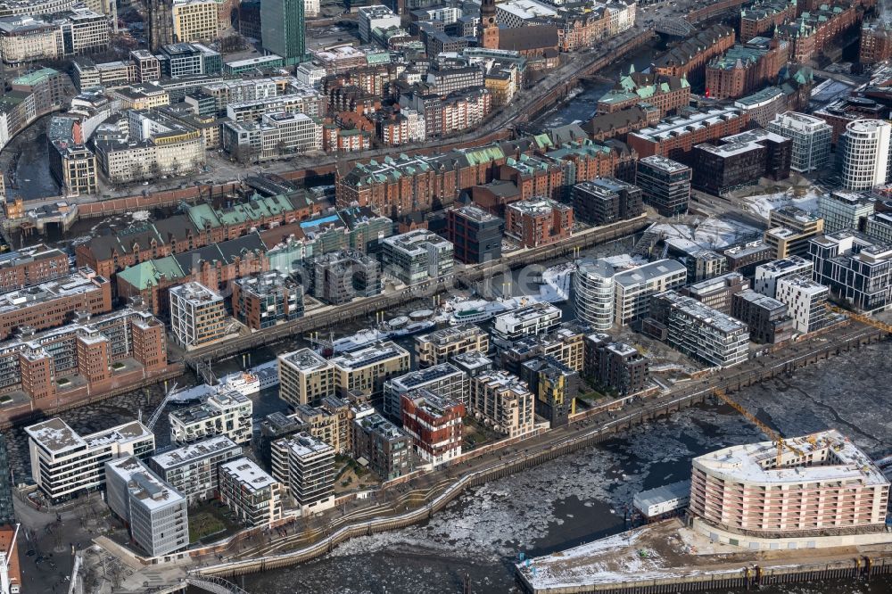 Hamburg aus der Vogelperspektive: Stadtzentrum im Innenstadtbereich der Hafencity am Ufer des Flußverlaufes der Elbe in Hamburg