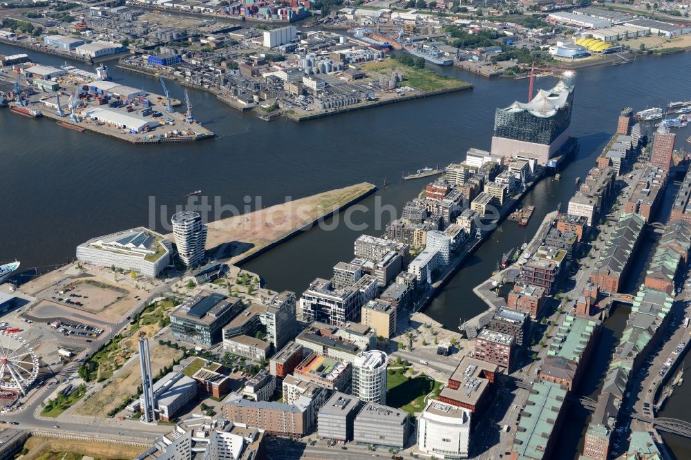 Luftaufnahme Hamburg - Stadtzentrum im Innenstadtbereich der Hafencity am Ufer des Flußverlaufes der Elbe in Hamburg mit der Elbphilharmonie