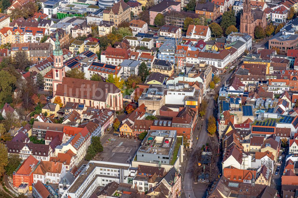 Luftaufnahme Offenburg - Stadtzentrum im Innenstadtbereich Haupstrasse Fußgängerzone in Offenburg im Bundesland Baden-Württemberg, Deutschland