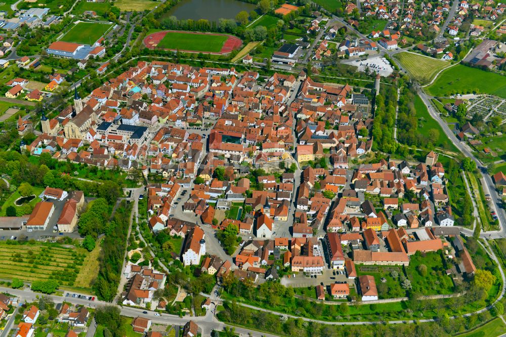 Hellmitzheim aus der Vogelperspektive: Stadtzentrum im Innenstadtbereich in Hellmitzheim im Bundesland Bayern, Deutschland