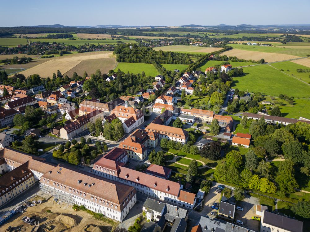 Luftaufnahme Herrnhut - Stadtzentrum im Innenstadtbereich in Herrnhut im Bundesland Sachsen, Deutschland