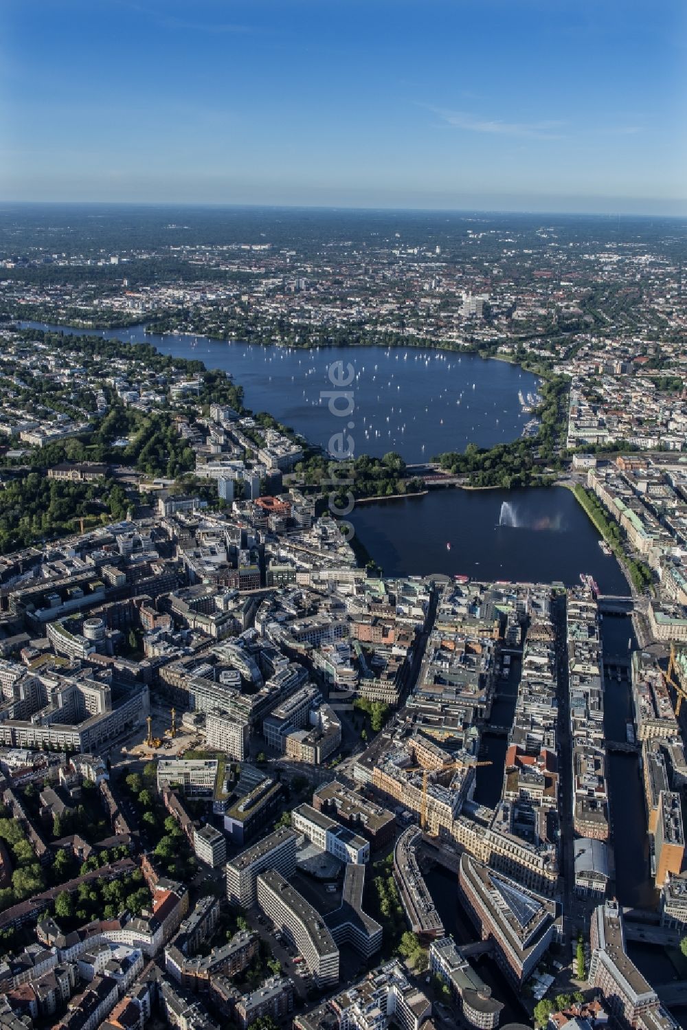 Hamburg aus der Vogelperspektive: Stadtzentrum im Innenstadtbereich mit Innen und Außenalster in Hamburg