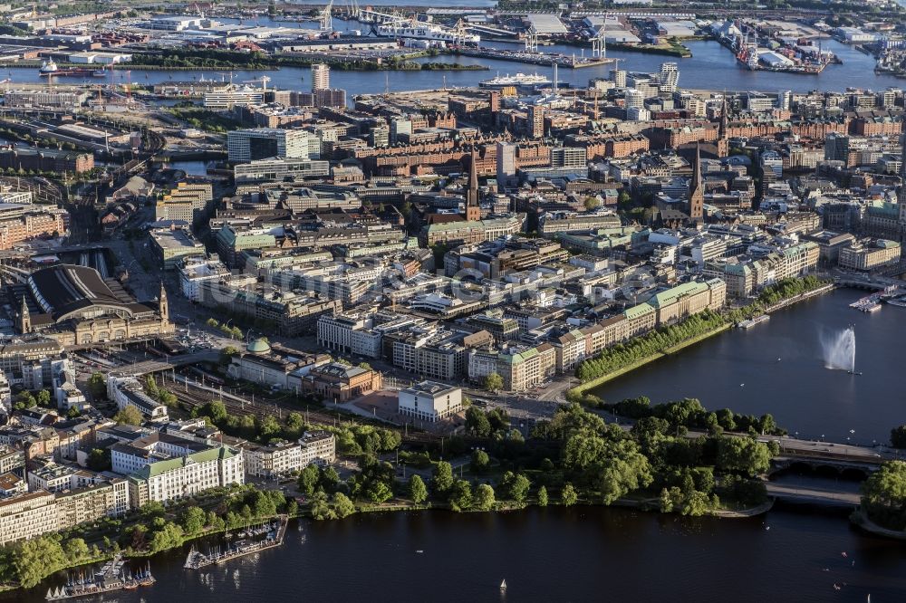 Luftbild Hamburg - Stadtzentrum im Innenstadtbereich mit Innen und Außenalster in Hamburg