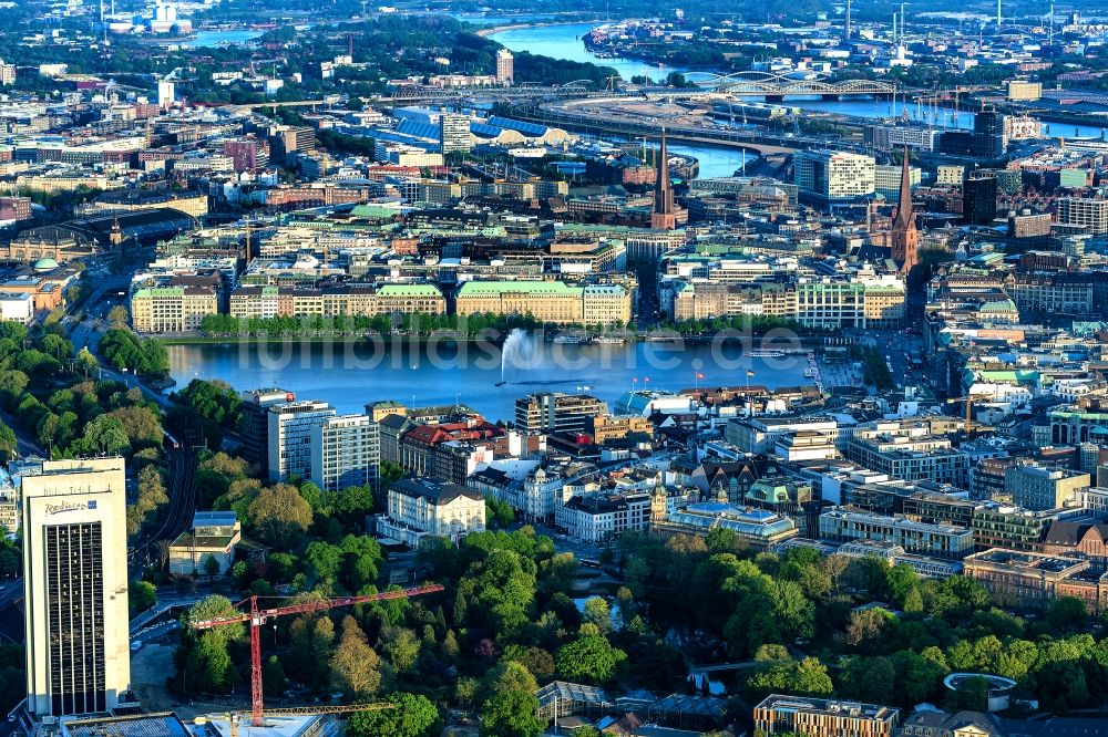 Luftaufnahme Hamburg - Stadtzentrum im Innenstadtbereich mit Innen und Außenalster in Hamburg