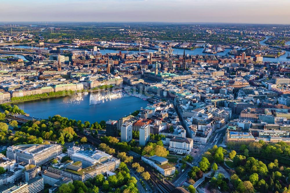 Luftbild Hamburg - Stadtzentrum im Innenstadtbereich mit Innen und Außenalster in Hamburg