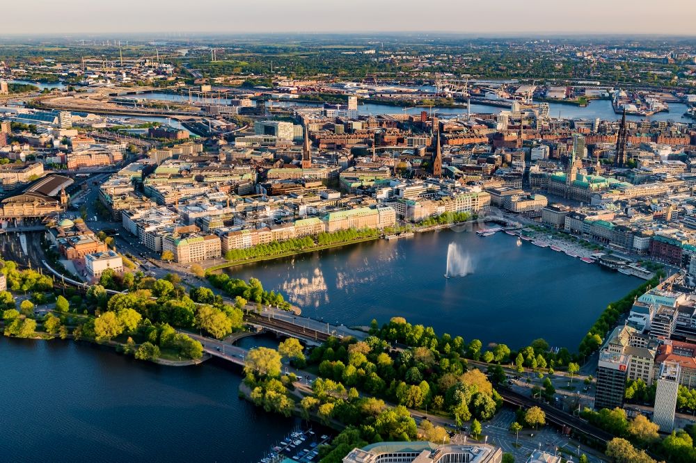 Hamburg von oben - Stadtzentrum im Innenstadtbereich mit Innen und Außenalster in Hamburg