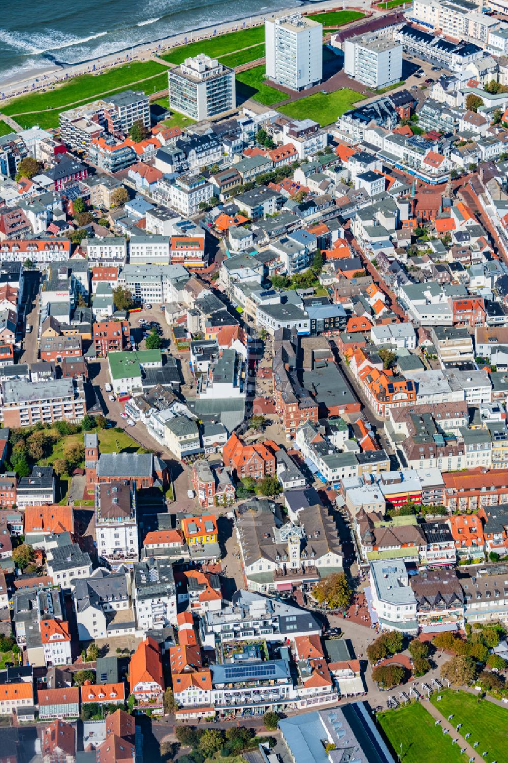 Luftaufnahme Norderney - Stadtzentrum im Innenstadtbereich auf der Insel Norderney im Bundesland Niedersachsen, Deutschland