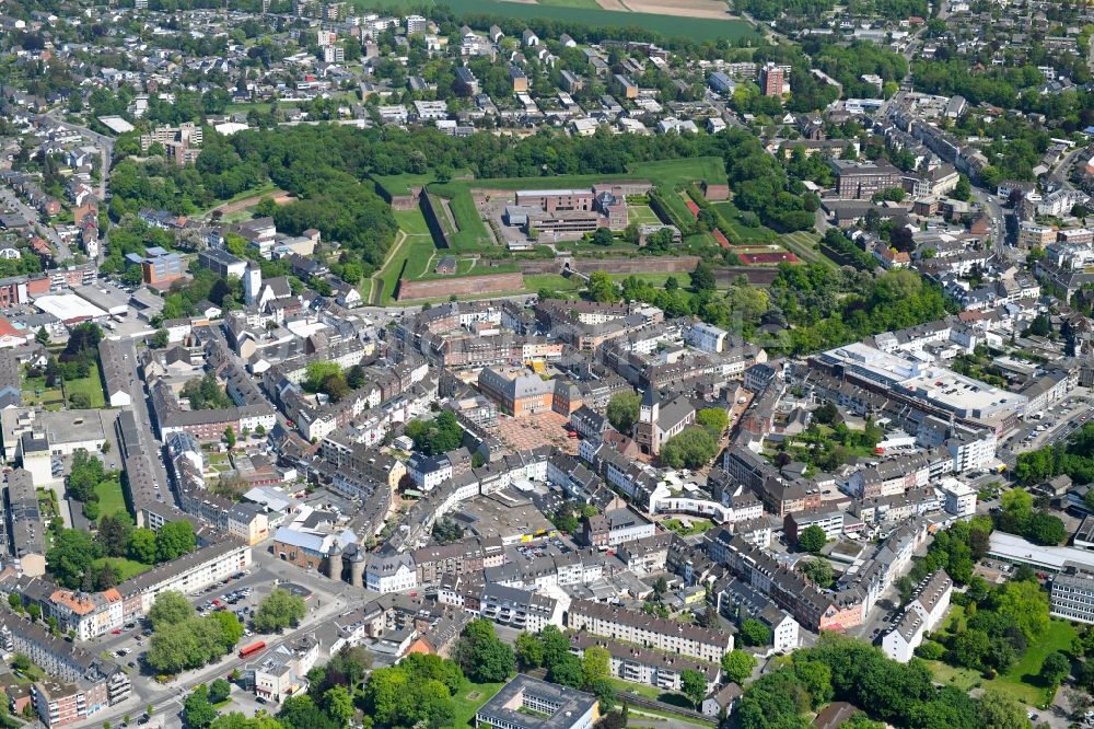 Jülich aus der Vogelperspektive: Stadtzentrum im Innenstadtbereich in Jülich im Bundesland Nordrhein-Westfalen, Deutschland