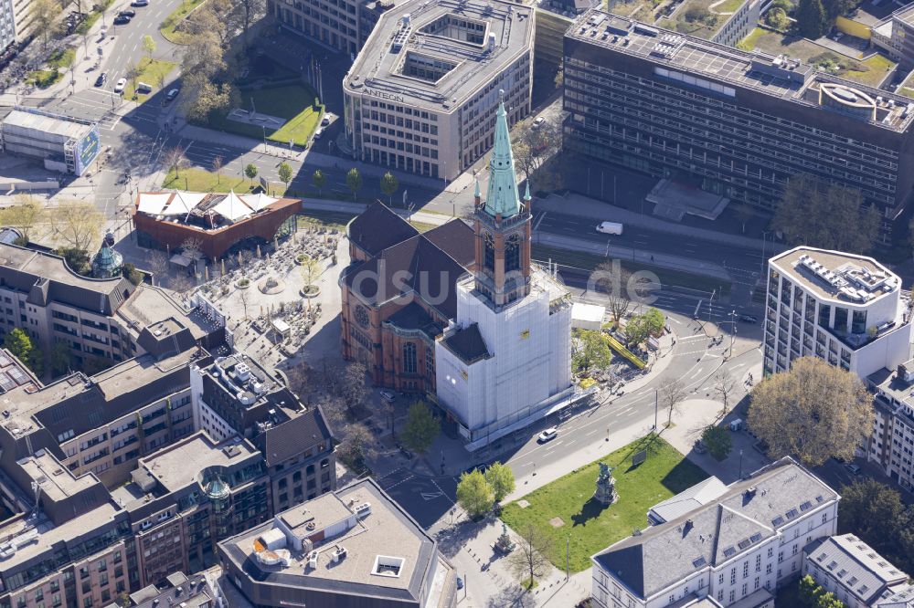 Luftaufnahme Stadtmitte - Stadtzentrum im Innenstadtbereich an der Johanneskirche in Düsseldorf im Bundesland Nordrhein-Westfalen, Deutschland