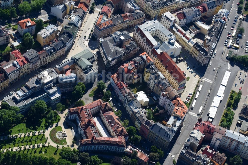 Luftaufnahme Karlovy Vary - Karlsbad - Stadtzentrum im Innenstadtbereich in Karlovy Vary - Karlsbad in Cechy - Böhmen, Tschechien