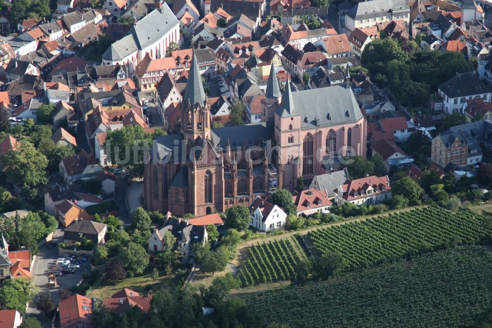 Oppenheim aus der Vogelperspektive: Stadtzentrum im Innenstadtbereich mit der Katharinenkirche in Oppenheim im Bundesland Rheinland-Pfalz, Deutschland