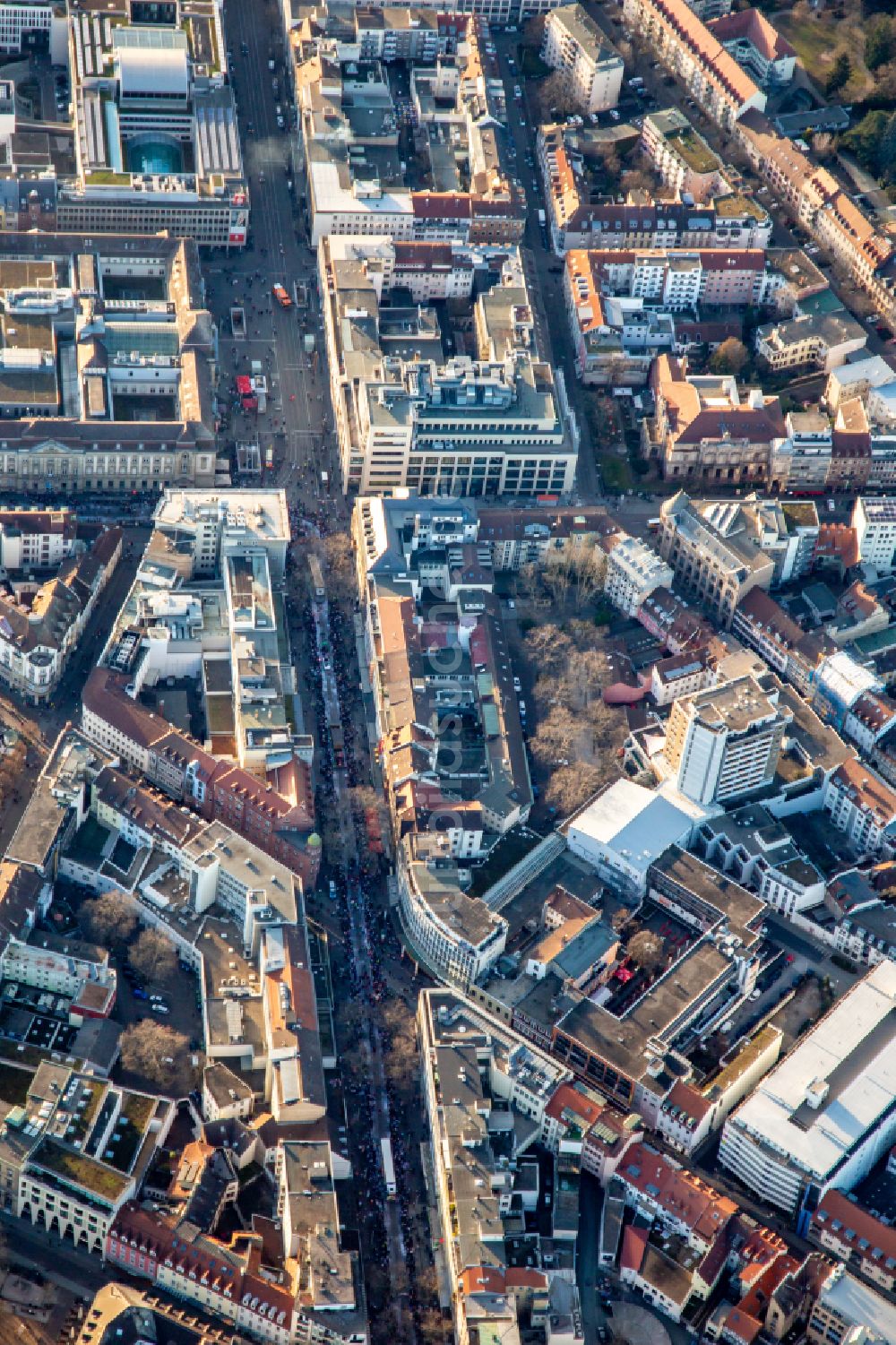 Karlsruhe von oben - Stadtzentrum im Innenstadtbereich mit Kehraus beim Faschingsumzug in Karlsruhe im Bundesland Baden-Württemberg, Deutschland