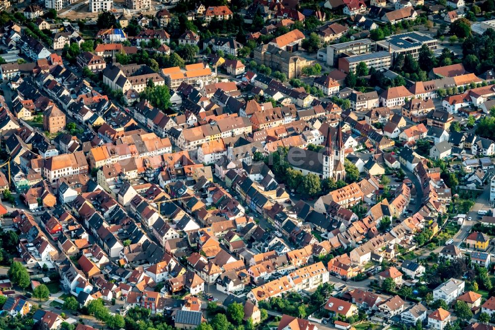 Kenzingen aus der Vogelperspektive: Stadtzentrum im Innenstadtbereich in Kenzingen im Bundesland Baden-Württemberg, Deutschland