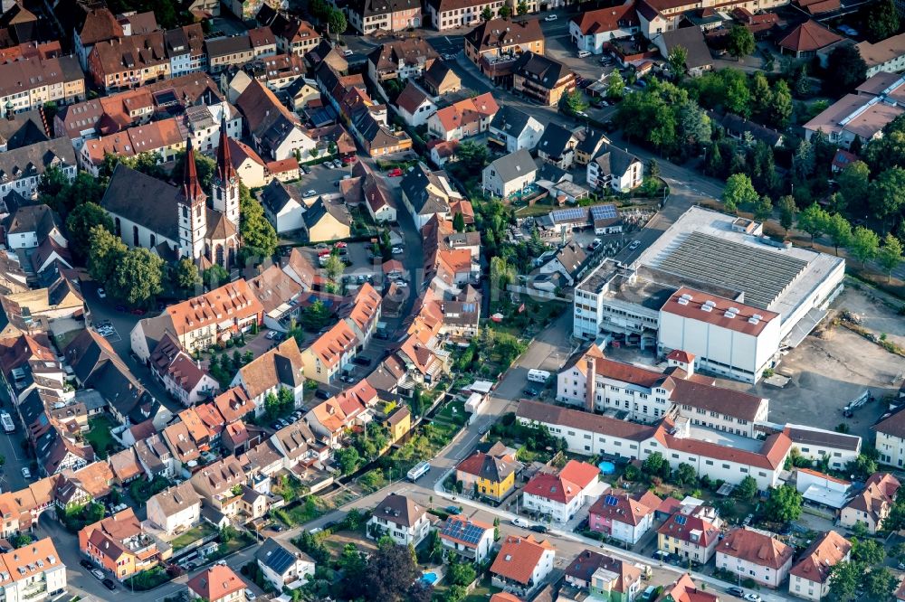 Kenzingen von oben - Stadtzentrum im Innenstadtbereich in Kenzingen im Bundesland Baden-Württemberg, Deutschland