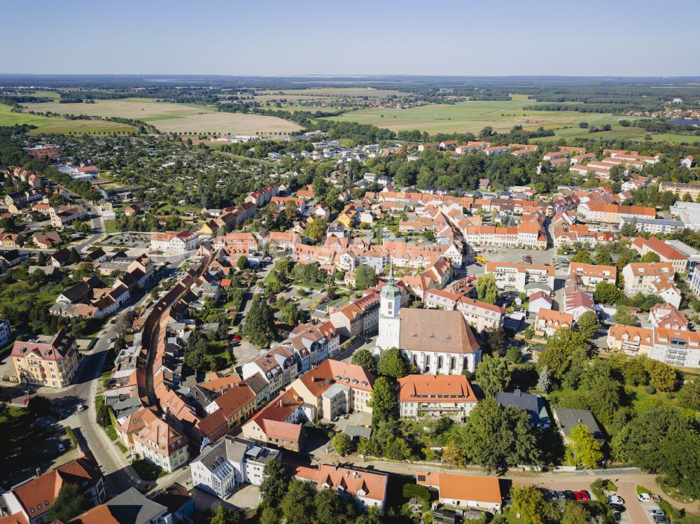 Hoyerswerda von oben - Stadtzentrum im Innenstadtbereich an der Kirchstraße zur Johanneskirche in Hoyerswerda im Bundesland Sachsen, Deutschland