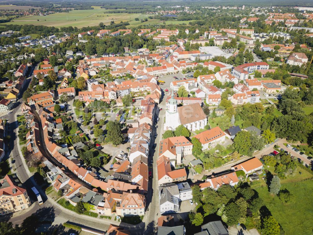 Hoyerswerda aus der Vogelperspektive: Stadtzentrum im Innenstadtbereich an der Kirchstraße zur Johanneskirche in Hoyerswerda im Bundesland Sachsen, Deutschland