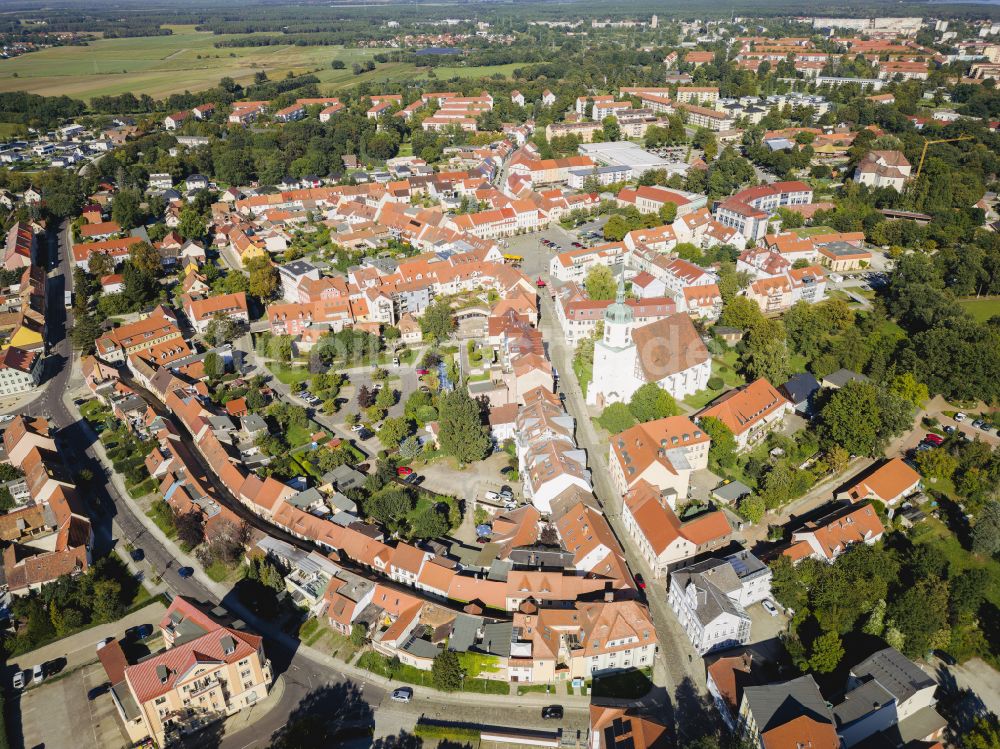 Luftbild Hoyerswerda - Stadtzentrum im Innenstadtbereich an der Kirchstraße zur Johanneskirche in Hoyerswerda im Bundesland Sachsen, Deutschland