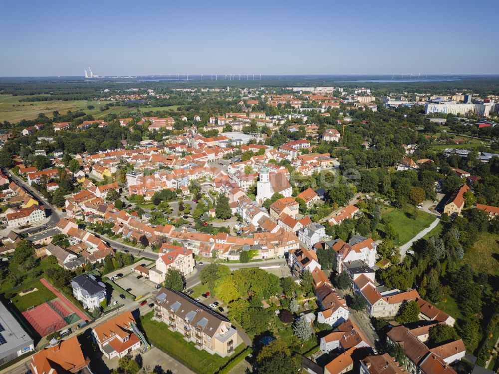 Luftaufnahme Hoyerswerda - Stadtzentrum im Innenstadtbereich an der Kirchstraße zur Johanneskirche in Hoyerswerda im Bundesland Sachsen, Deutschland