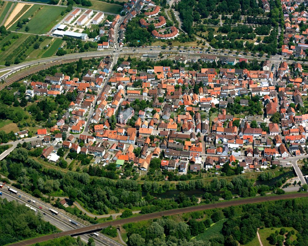 Luftaufnahme Knielingen - Stadtzentrum im Innenstadtbereich in Knielingen im Bundesland Baden-Württemberg, Deutschland