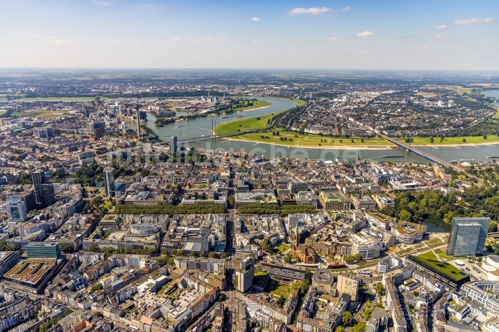 Düsseldorf von oben - Stadtzentrum im Innenstadtbereich an der Königsallee am Ufer des Flußverlaufes des Rhein in Düsseldorf im Bundesland Nordrhein-Westfalen, Deutschland