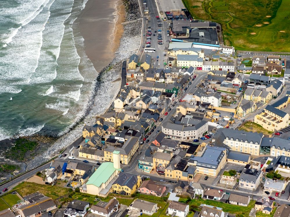 Luftaufnahme Lahinch - Stadtzentrum im Innenstadtbereich in Lahinch in Clare, Irland