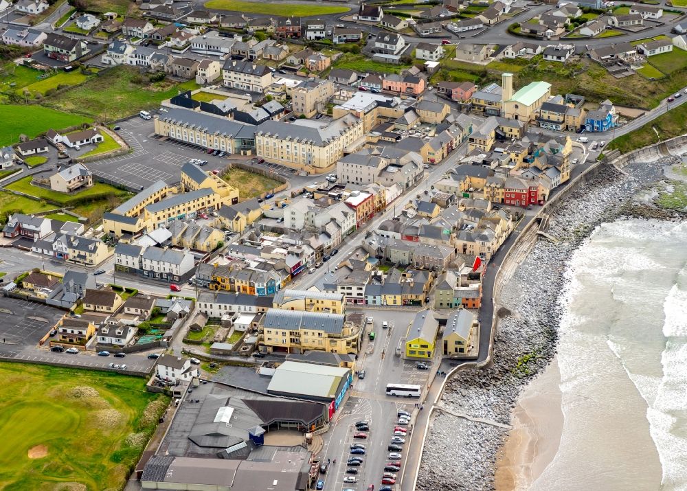 Lahinch aus der Vogelperspektive: Stadtzentrum im Innenstadtbereich in Lahinch in Clare, Irland