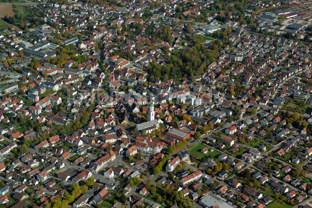 Luftaufnahme Langenau - Stadtzentrum im Innenstadtbereich in Langenau im Bundesland Baden-Württemberg, Deutschland