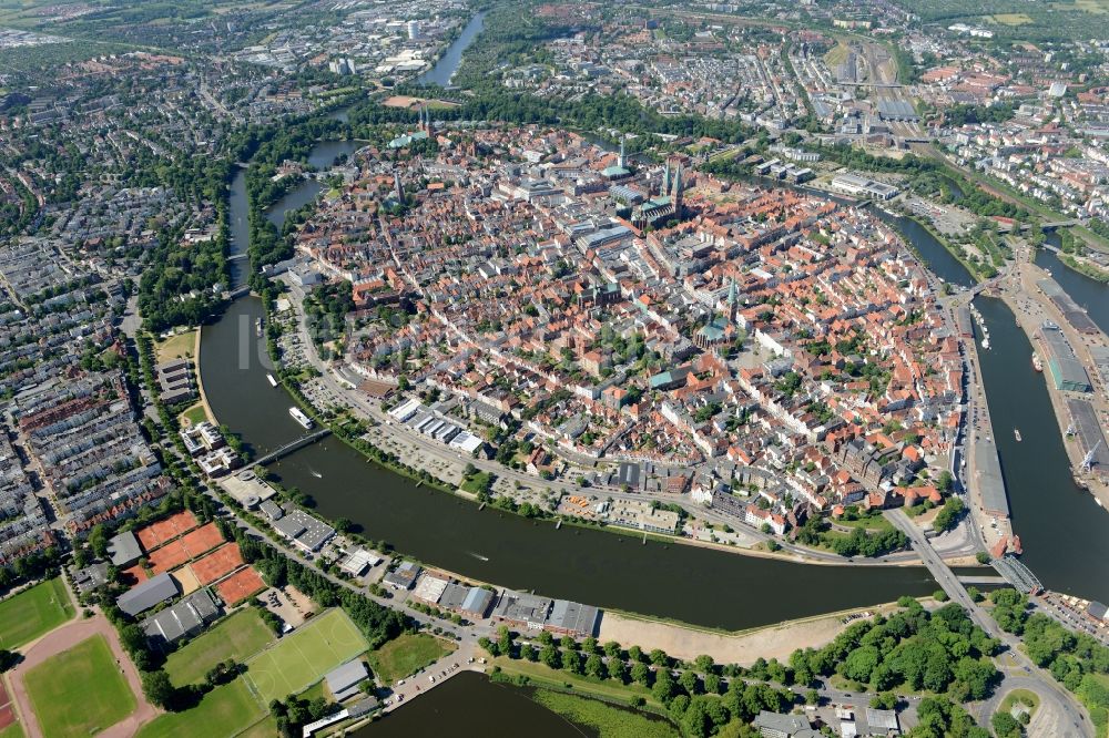 Luftaufnahme Lübeck - Stadtzentrum im Innenstadtbereich in Lübeck im Bundesland Schleswig-Holstein