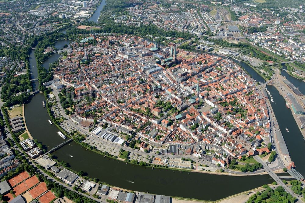 Luftaufnahme Lübeck - Stadtzentrum im Innenstadtbereich in Lübeck im Bundesland Schleswig-Holstein