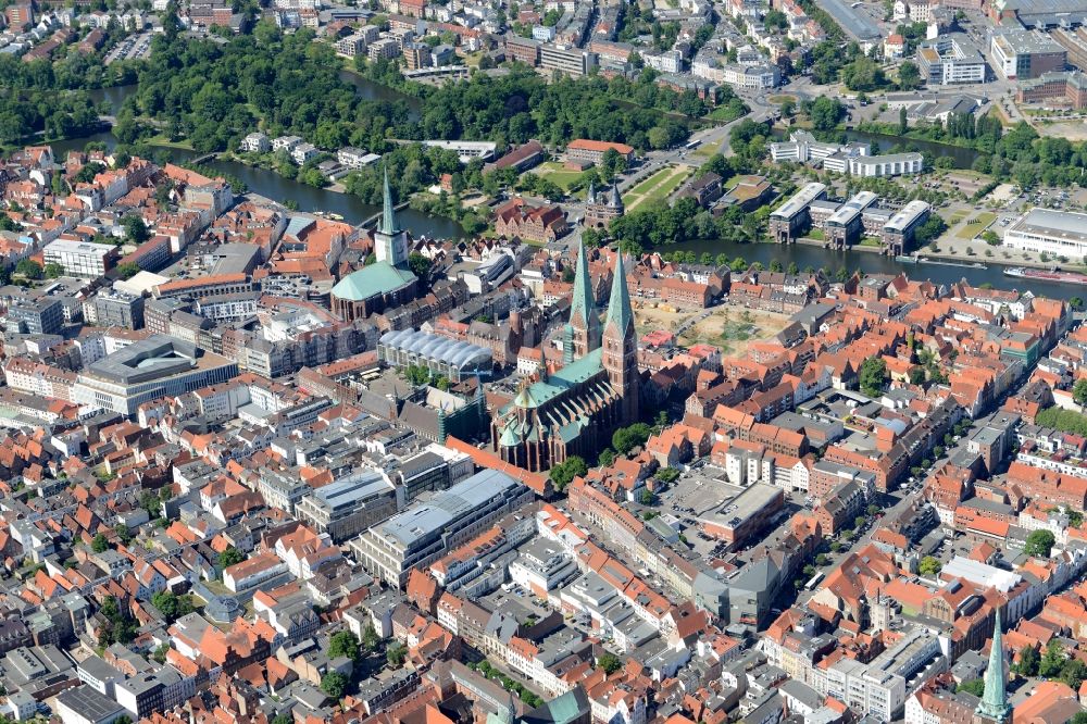 Lübeck aus der Vogelperspektive: Stadtzentrum im Innenstadtbereich in Lübeck im Bundesland Schleswig-Holstein