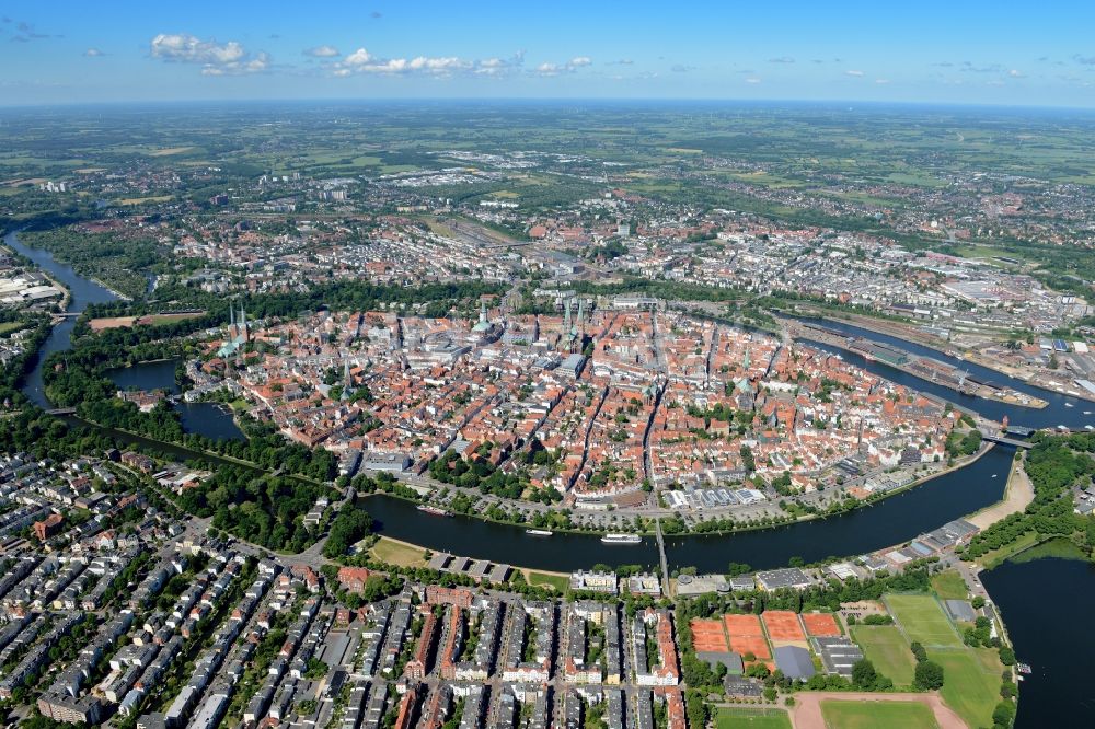 Luftbild Lübeck - Stadtzentrum im Innenstadtbereich in Lübeck im Bundesland Schleswig-Holstein