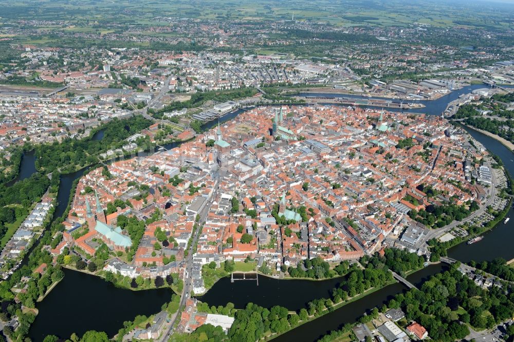 Lübeck von oben - Stadtzentrum im Innenstadtbereich in Lübeck im Bundesland Schleswig-Holstein