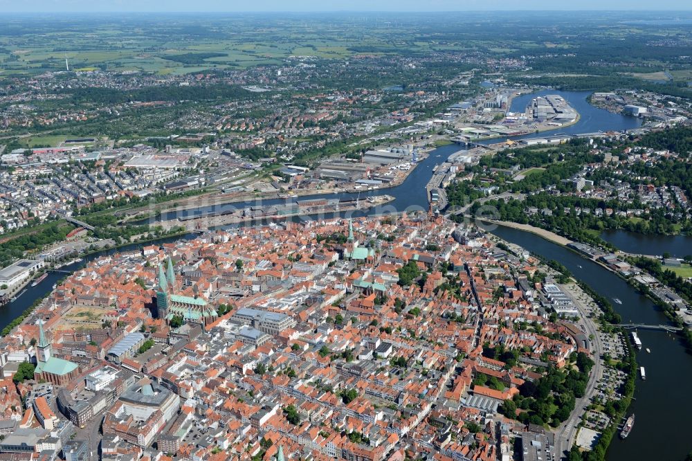 Lübeck aus der Vogelperspektive: Stadtzentrum im Innenstadtbereich in Lübeck im Bundesland Schleswig-Holstein