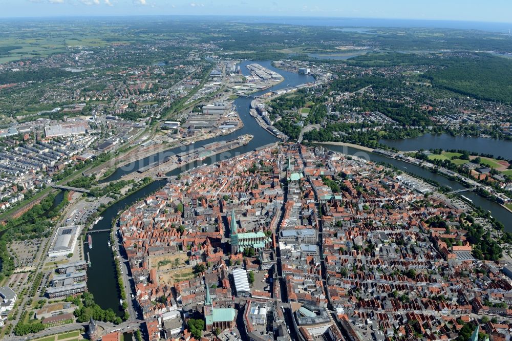 Lübeck von oben - Stadtzentrum im Innenstadtbereich in Lübeck im Bundesland Schleswig-Holstein