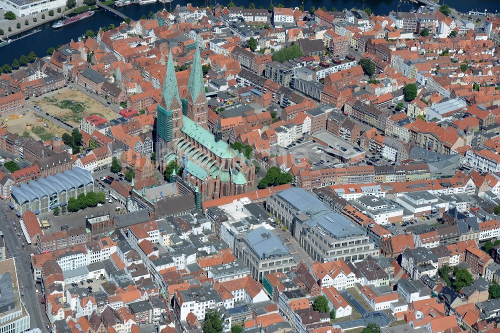 Lübeck aus der Vogelperspektive: Stadtzentrum im Innenstadtbereich in Lübeck im Bundesland Schleswig-Holstein