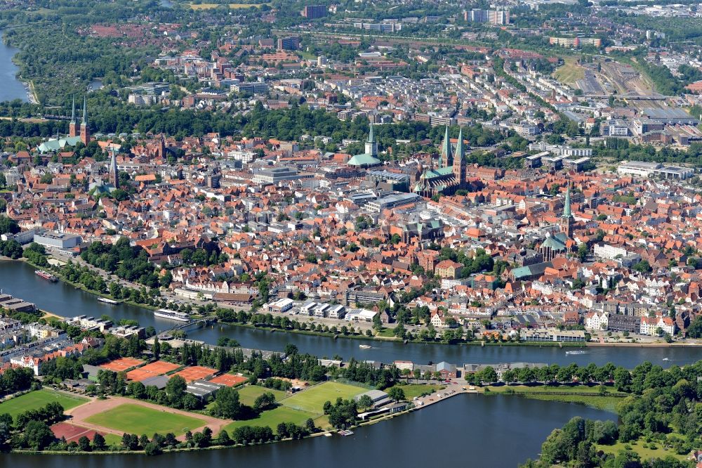 Luftaufnahme Lübeck - Stadtzentrum im Innenstadtbereich in Lübeck im Bundesland Schleswig-Holstein